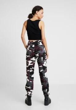 URBAN CLASSICS Ladies High Waist Camo Cargo Pants - Broek - Wine -Urban Classics 02adedb5e1f14659afc2c0922d984852