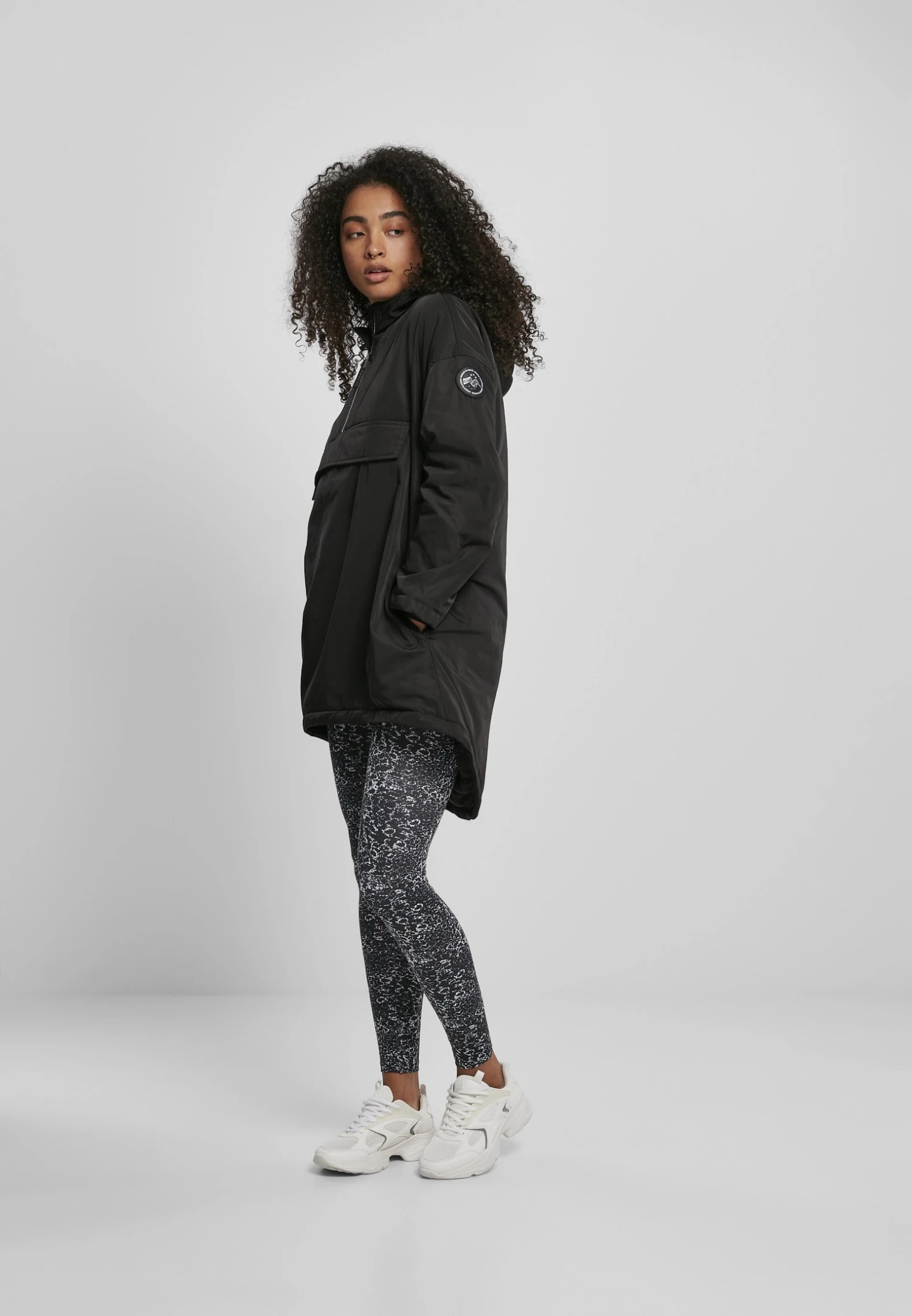 URBAN CLASSICS Ladies Long Oversized Pull Over Jacket - Halflange Jas - Black 4 URBAN CLASSICS Ladies Long Oversized Pull Over Jacket - Halflange Jas - Black - Afbeelding 2