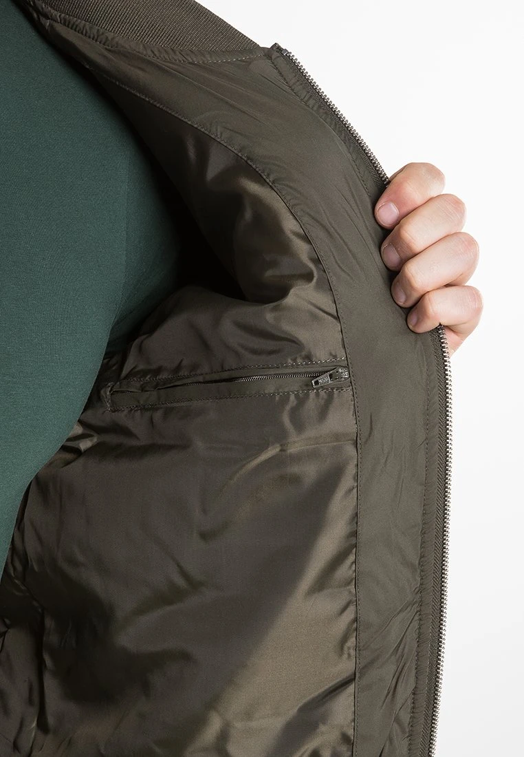 URBAN CLASSICS Basic Quilt Bomber Jacket - Bomberjacks - Olive 8 URBAN CLASSICS Basic Quilt Bomber Jacket - Bomberjacks - Olive - Afbeelding 6
