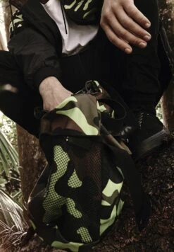 URBAN CLASSICS Sporttas - Frozenyellow Camo