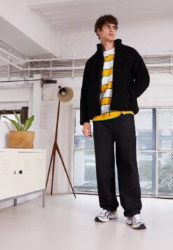 URBAN CLASSICS Relaxed Fit Jeans - Black Acid Washed -Urban Classics 4c204088abdd4bd6b7b483761577aa76