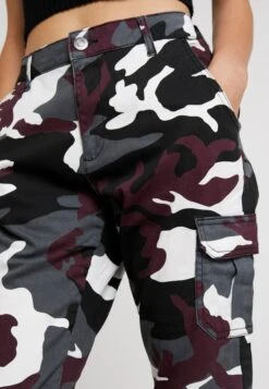 URBAN CLASSICS Ladies High Waist Camo Cargo Pants - Broek - Wine -Urban Classics 506577b2c0af4ef880d1274f0fa00f86