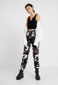 URBAN CLASSICS Ladies High Waist Camo Cargo Pants - Broek - Wine -Urban Classics 6bc51e17efd3410fbca65f8b59268094
