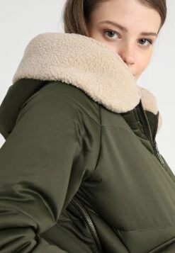 URBAN CLASSICS Ladies Sherpa Hooded Jacket - Winterjas - Dark Olive/Dark Sand -Urban Classics ac4f2395235340d897ab6de8ea2c8905