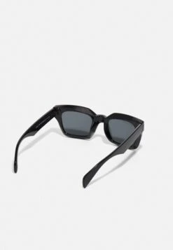 URBAN CLASSICS Poros With Chain Unisex - Zonnebril - Black -Urban Classics aee9fb1d41674dfabb4bcc8d69739c12