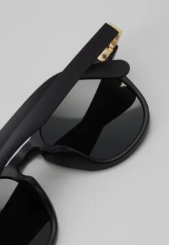 URBAN CLASSICS Sunglasses Italy With Chain - Zonnebril - Black/Gold-Coloured -Urban Classics bdf40b66f6324628ba2a811c17f75679