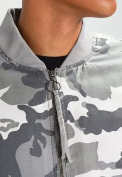 URBAN CLASSICS Vintage Camo- Bomberjacks - Snow -Urban Classics d18d0a0a255e4c70b54b103b43f7ac64