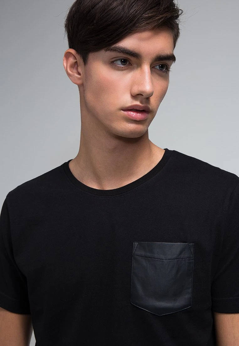 URBAN CLASSICS Leather Imitation Pocket - T-Shirt Basic - Black/Black 5 URBAN CLASSICS Leather Imitation Pocket - T-Shirt Basic - Black/Black - Afbeelding 3