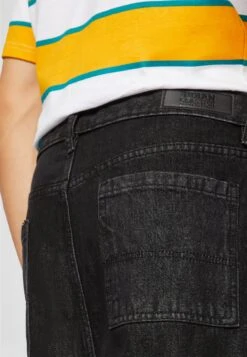 URBAN CLASSICS Relaxed Fit Jeans - Black Acid Washed -Urban Classics f412becc53c845b7b669c0a54c4fc03d